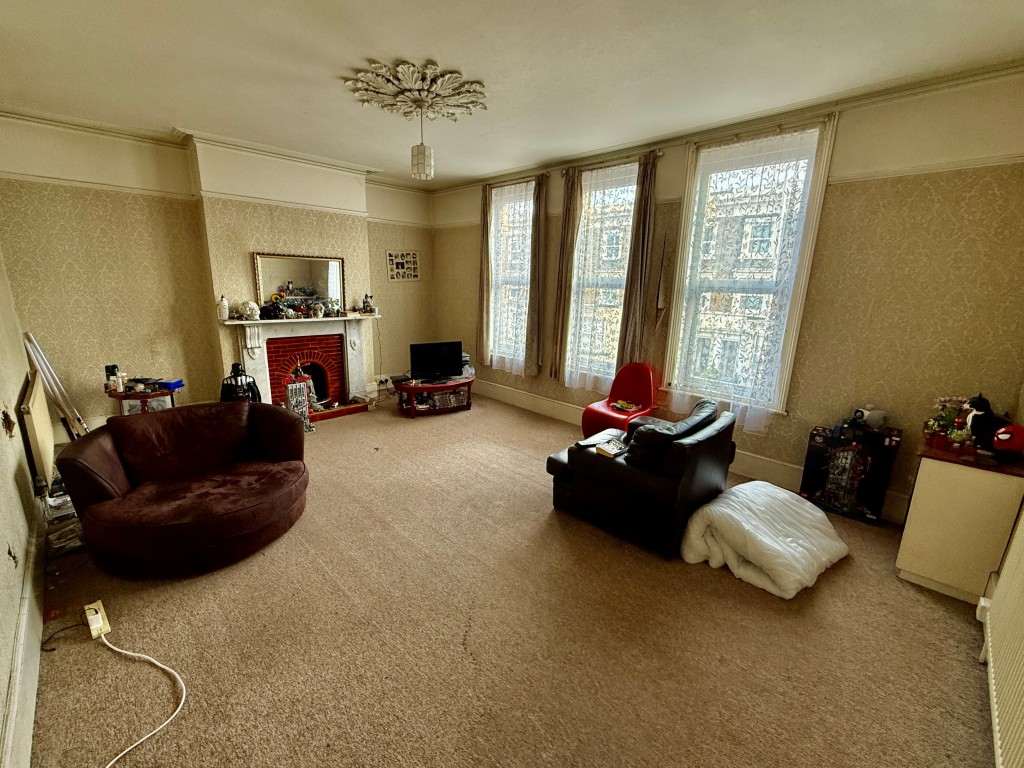 Lot: 30 - MIXED-USE DOUBLE-FRONTED BUILDING - 10 Grange Road - living room